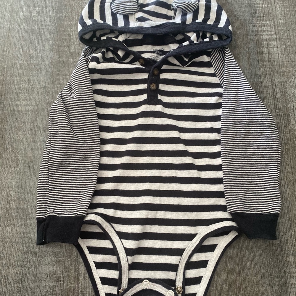 Carter’s 24 months onesies hoodie black and gray